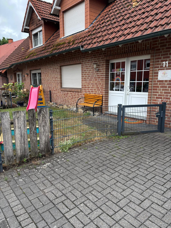 Unsere kleine Wunderwelt.  Auch der Vorgarten wird zu einem kleinen Spieleparadies gestaltet.