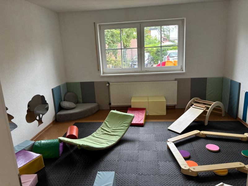 Der Turnraum. Er bietet viel Platz zum toben, klettern und einfach etwas auszuprobieren.